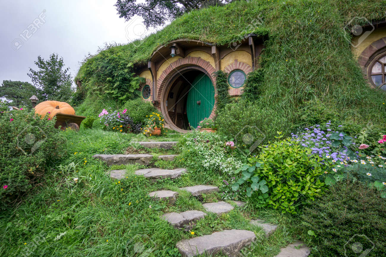Bilbo Baggins Home And Hobbit Garden In Hobbiton Movie Set New