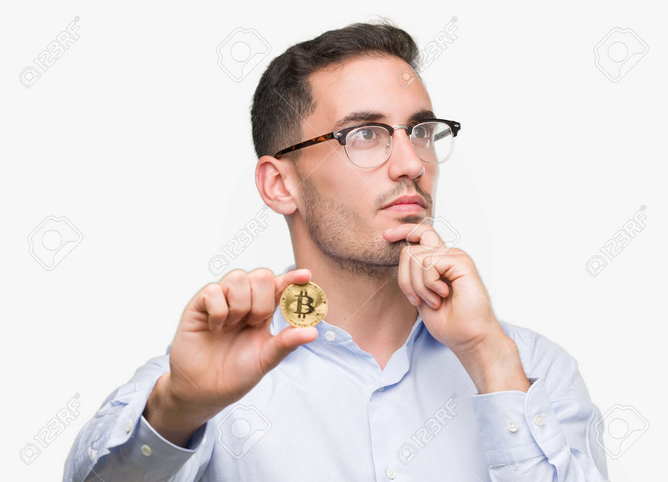 비트코인 심각한 얼굴을 들고 질문에 대해 생각하는 잘생긴 청년, 매우 혼란스러운 생각 로열티 무료 사진, 그림, 이미지 그리고  스톡포토그래피. Image 104599935