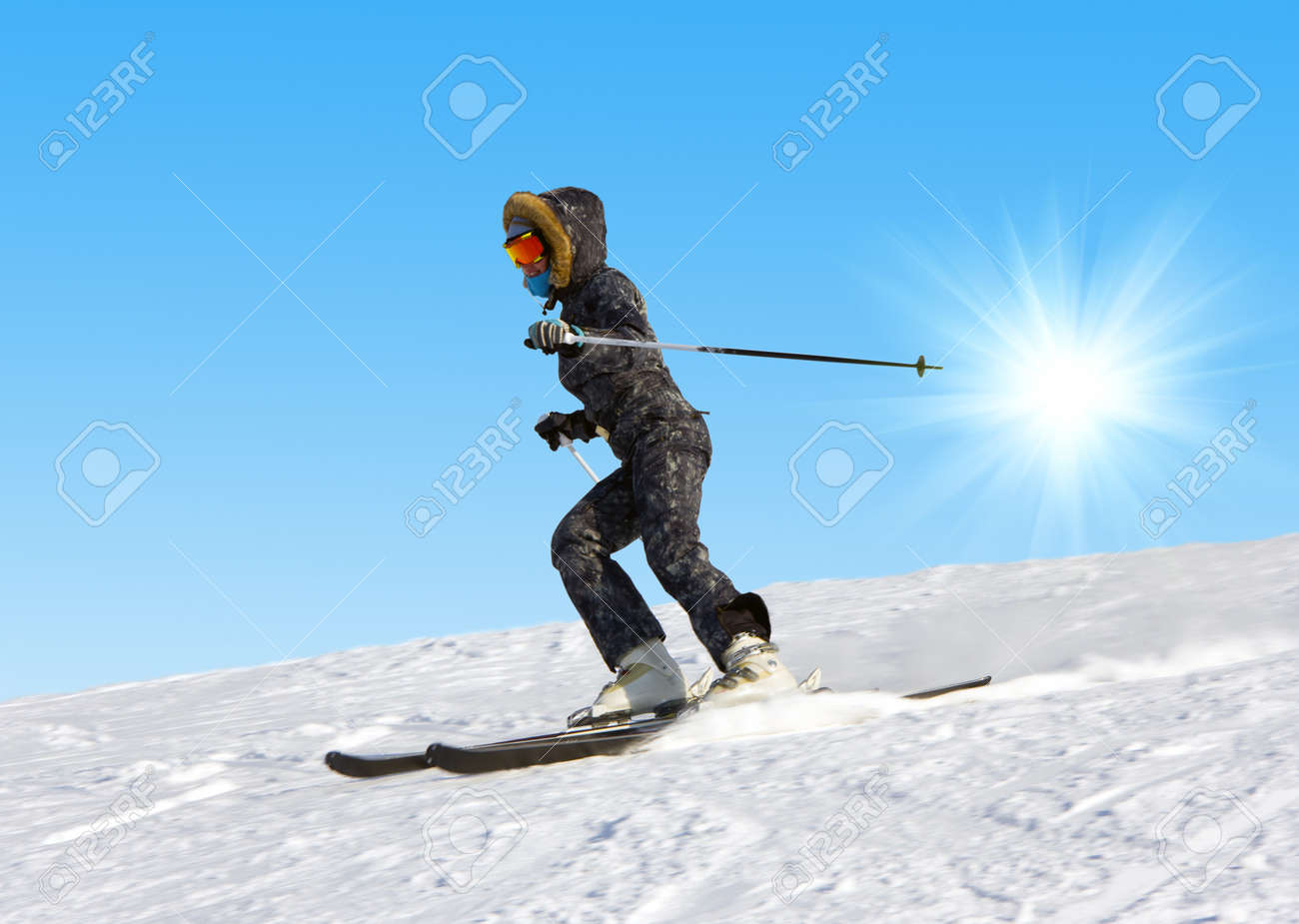 スキーに若い女の子はむらがあるスーツで山から行く の写真素材 画像素材 Image