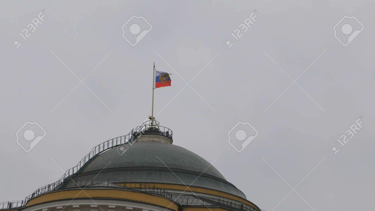クレムリン モスクワ ドーム上院のロシア国旗掲揚塔を構築します の写真素材 画像素材 Image