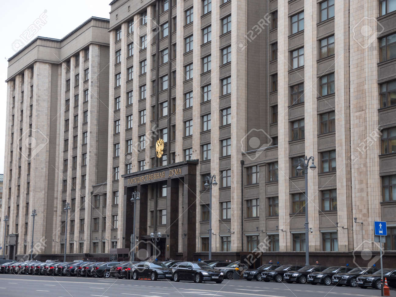 国家ドゥーマのファサード ロシア連邦の国会議事堂 モスクワ中心部のランドマーク の写真素材 画像素材 Image