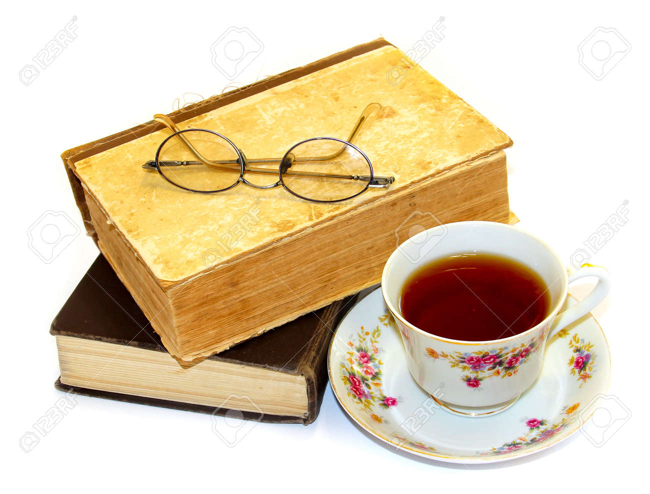白で隔離お茶の横にあるみすぼらしいしわくちゃカバーの古書に横に読書用メガネ の写真素材 画像素材 Image 白で隔離お茶の横にあるみすぼらしいしわくちゃカバーの古書に横に読書用メガネ の写真素材 画像素材 Image