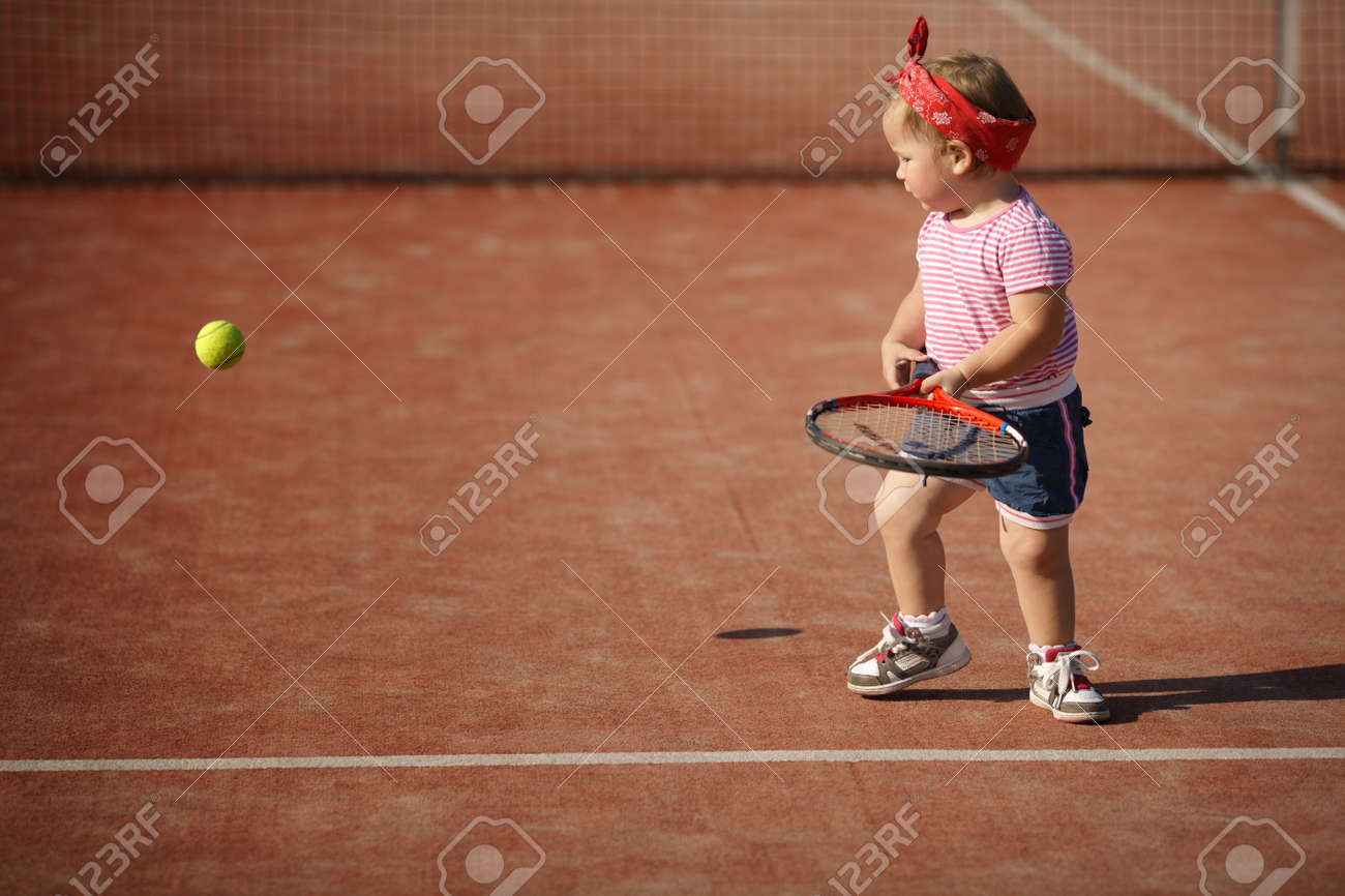 Drole De Petite Fille Joue Au Tennis Banque D Images Et Photos Libres De Droits Image
