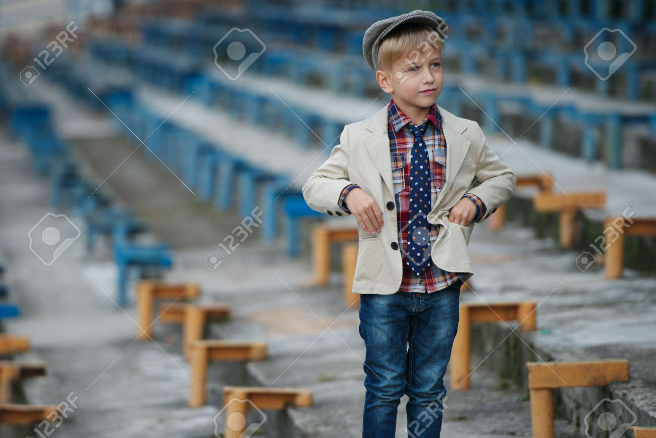 屋外ポーズかわいい男の子の写真 の写真素材 画像素材 Image 屋外ポーズかわいい男の子の写真 の写真素材 画像素材 Image