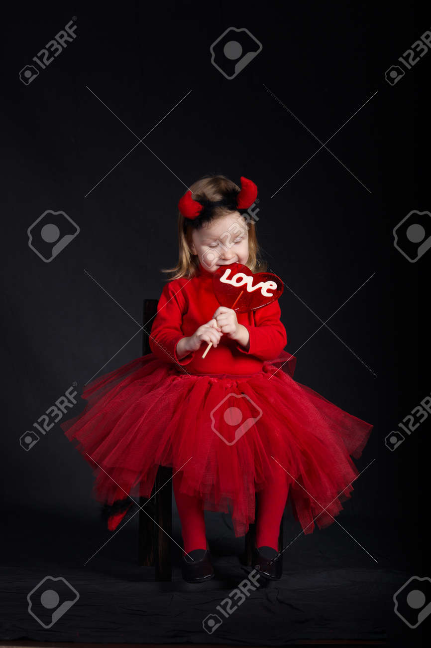 暗い背景に面白い小悪魔の写真 の写真素材 画像素材 Image