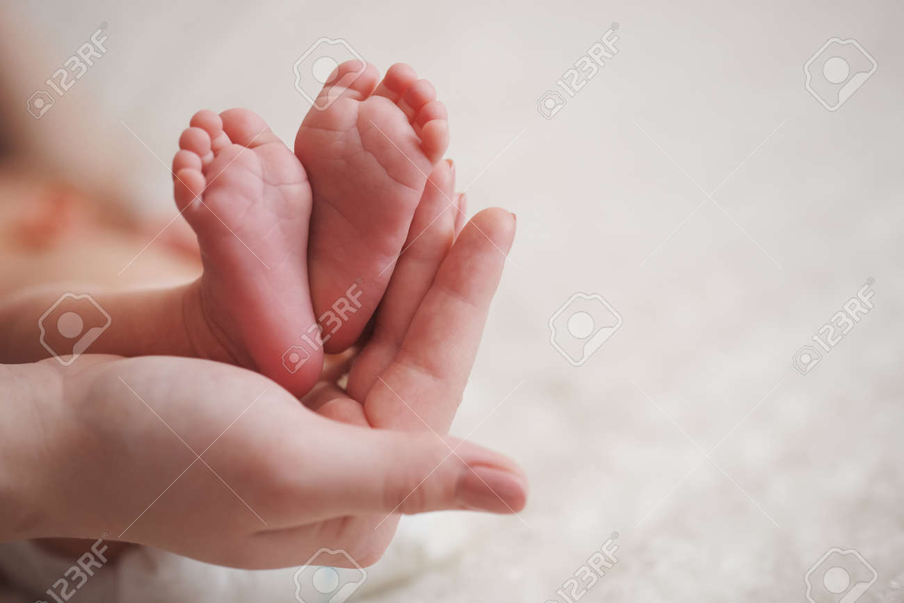 生まれたばかりの赤ちゃんの小さな足を母保持かわいい の写真素材 画像素材 Image 生まれたばかりの赤ちゃんの小さな足を母保持かわいい の写真素材 画像素材 Image