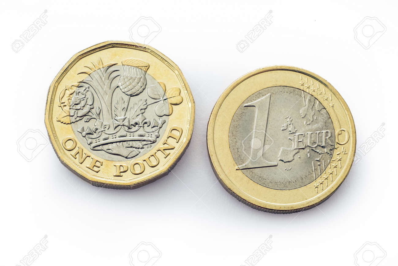 ポンド、ユーロ、イギリスおよびヨーロッパの通貨単位の同じような硬貨の写真素材・画像素材 Image 73381340