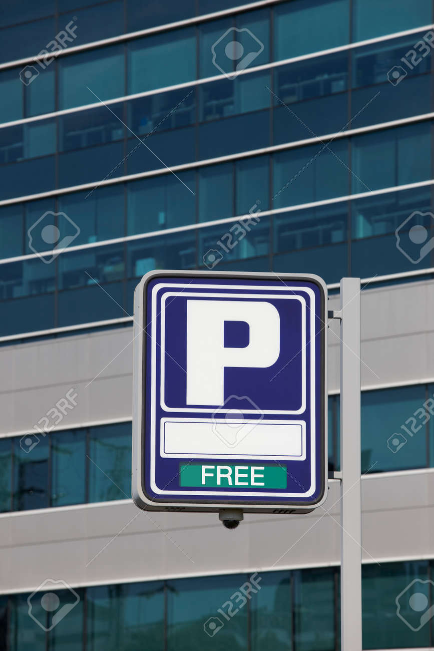 駐車場標識フリー テキストとモダンな建物の背景 垂直方向 の写真素材 画像素材 Image