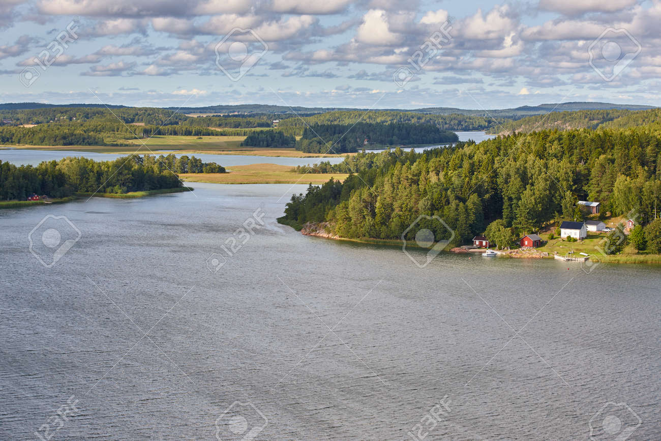 フィンランドの風景です 湖と森 オーランド諸島 自然の背景 水平方向 の写真素材 画像素材 Image