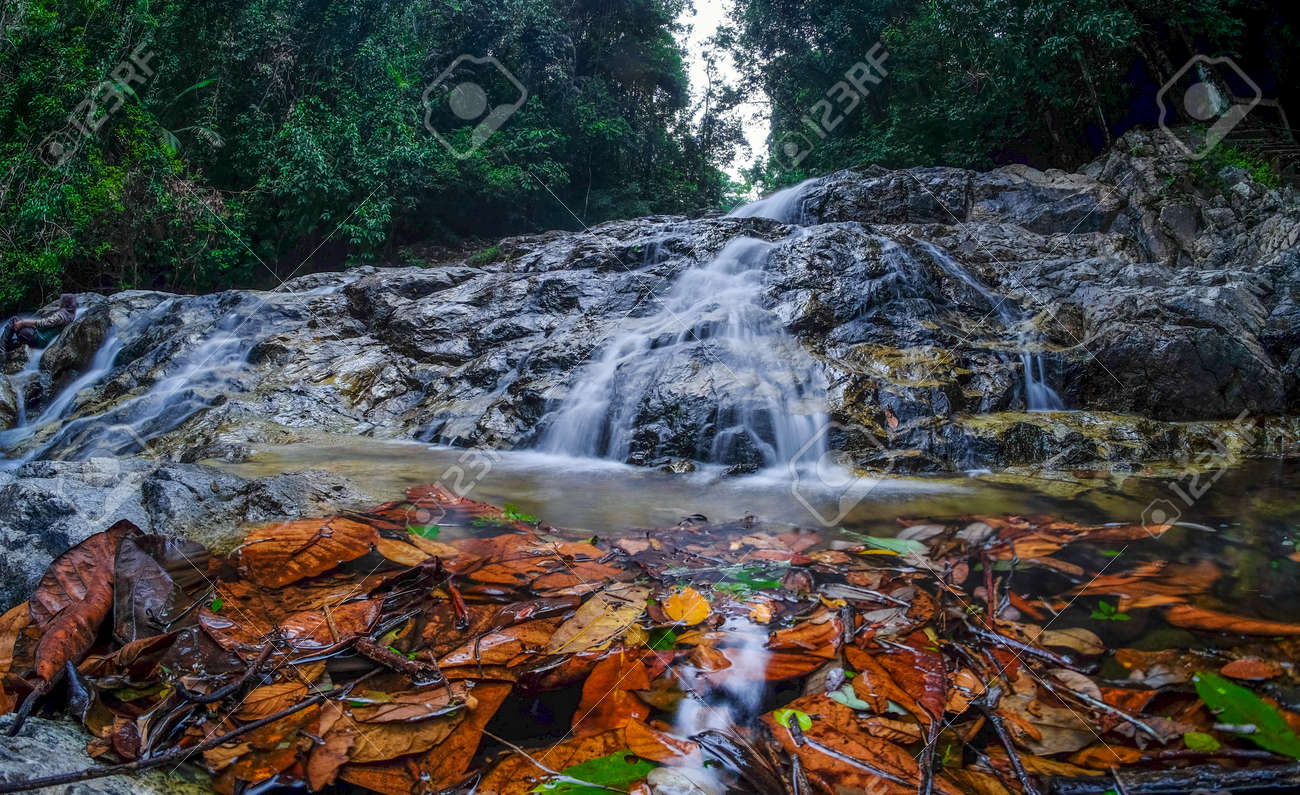 Saok 滝 ケニール湖 トレンガヌ マレーシアの美しい自然の風景 Saok 滝空気 Terjun Saok として知られています の写真素材 画像素材 Image