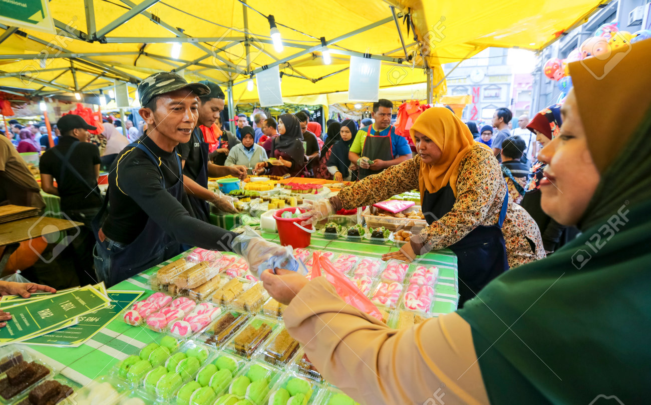 Kuala Lumpur Malaysia March 16 2019 People At Night Market Jalan Tuanku Abdul Rahman Or Jalan Tar A Famous Place For Local And Tourist For Shopping Stock Photo Picture And