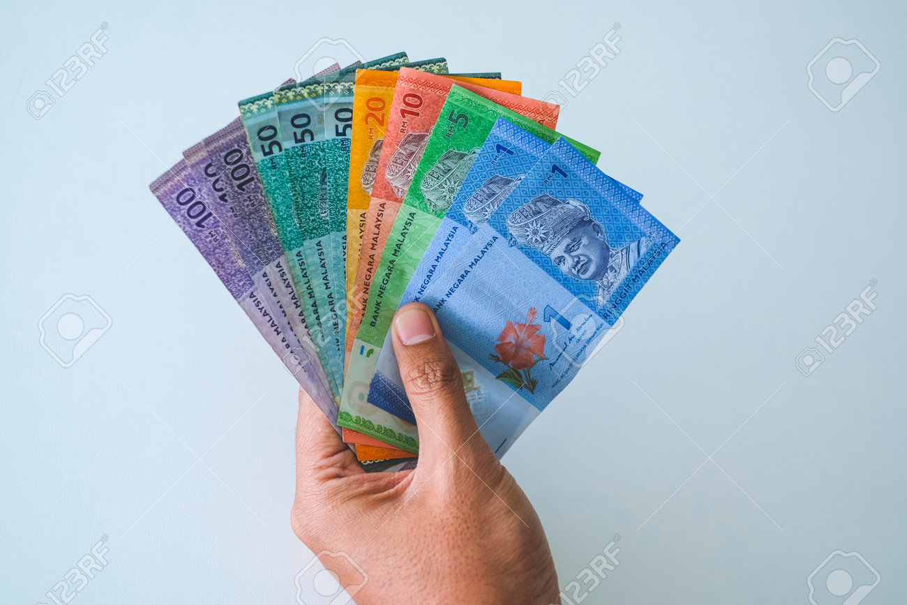 マレーシアの紙幣、マレーシアリンギット、またはマレーシアリンギット通貨(myr)を示す手でお金に選択的に焦点を当てます。の写真素材・画像素材  Image 190067523