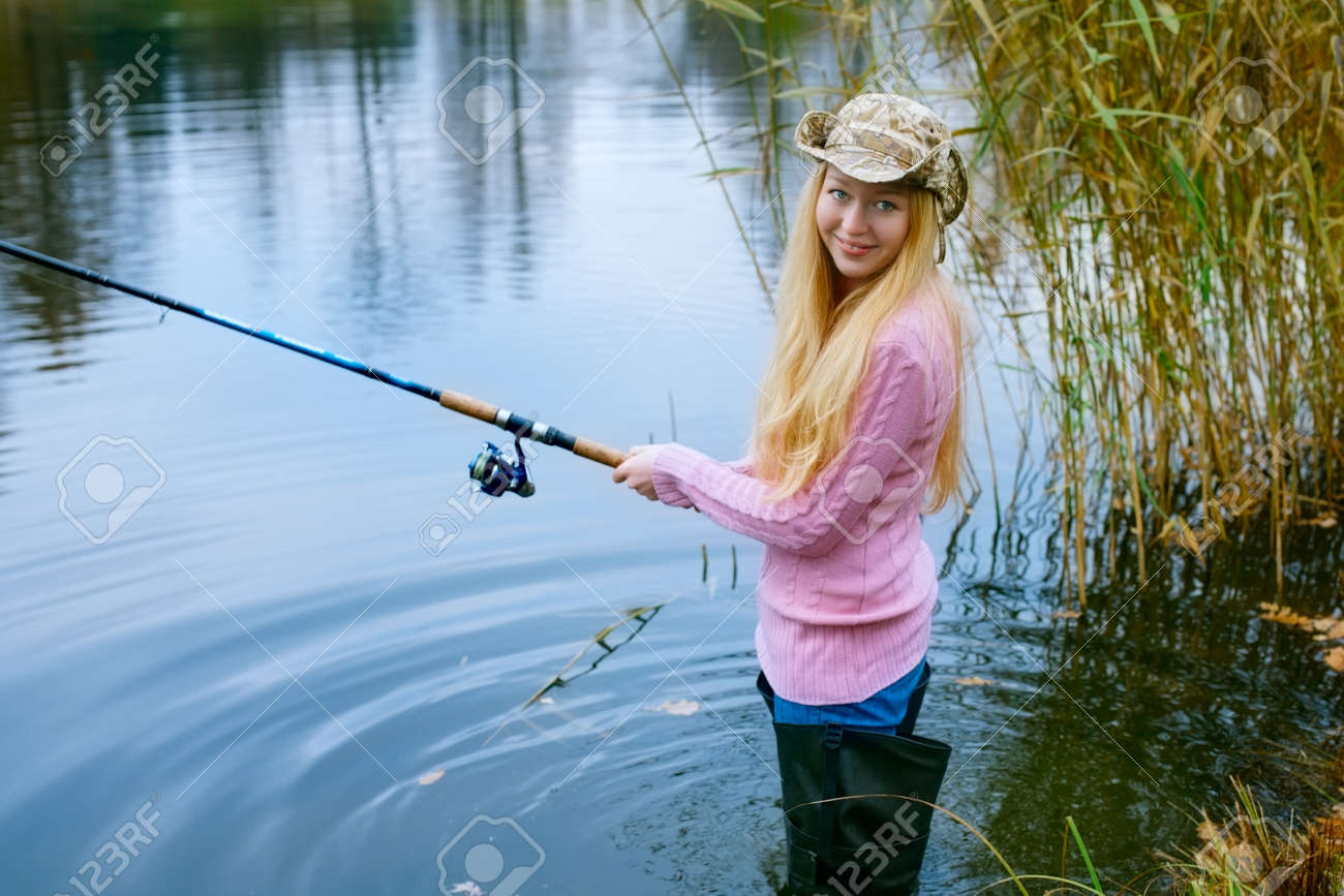 Девушка рыбак. Как правильно рыбачек. Девушка рыбачит. Рыбачки девушки. Девушка с удочкой на рыбалке.