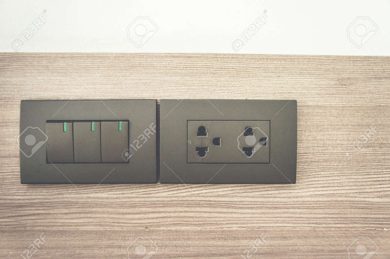 Interruptor De Salida En La Pared En El Hogar Equipo Que Conecta