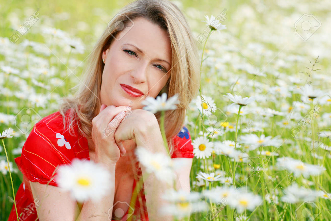 お花畑で幸せな女 の写真素材 画像素材 Image