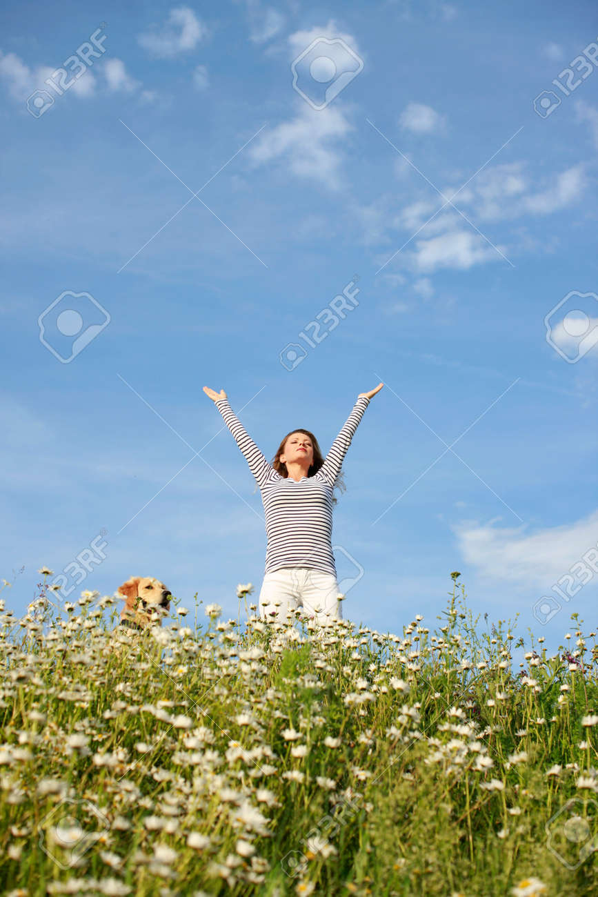 マルグリットお花畑で幸せな女 の写真素材 画像素材 Image