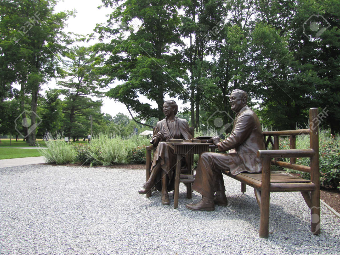Franklin Roosevelt And Eleanor Roosevelt Statues Seating On A
