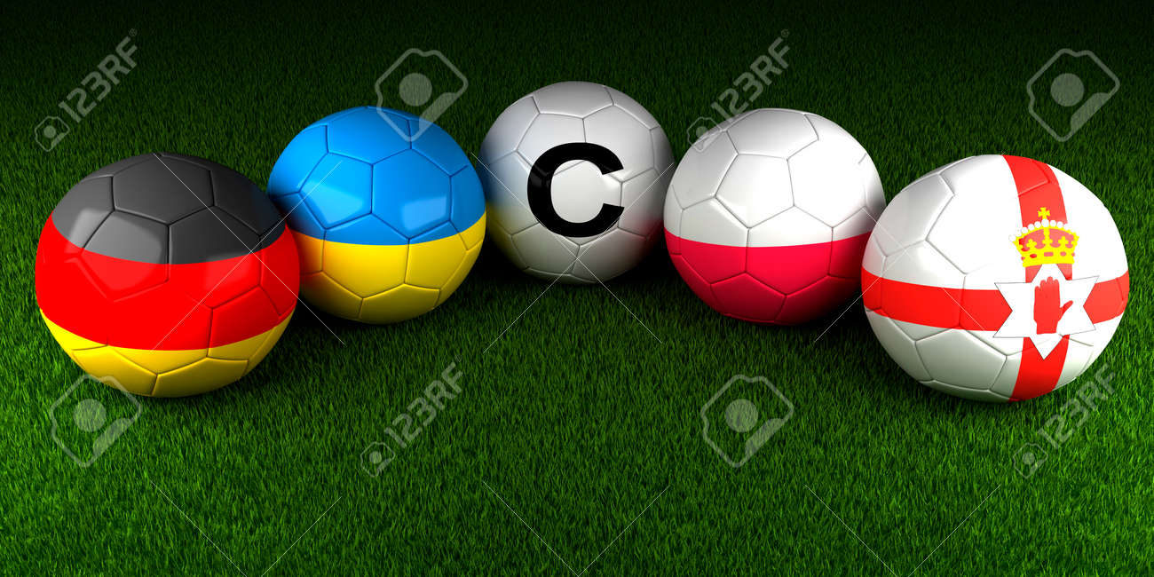 フラグのグループ C ドイツ ウクライナ ポーランド北アイルランドの競技場の緑の芝生の上でボールを Uefa Euro 16 の写真素材 画像素材 Image