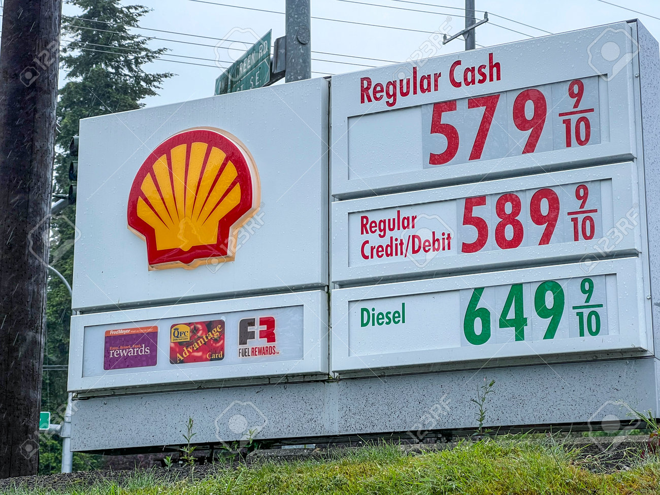 미국 워싱턴주 시애틀 - 2022년 6월경: 여름 동안 쉘 주유소에서 가스 가격 인플레이션을 자세히 볼 수 있습니다. 로열티 무료  사진, 그림, 이미지 그리고 스톡포토그래피. Image 189687391