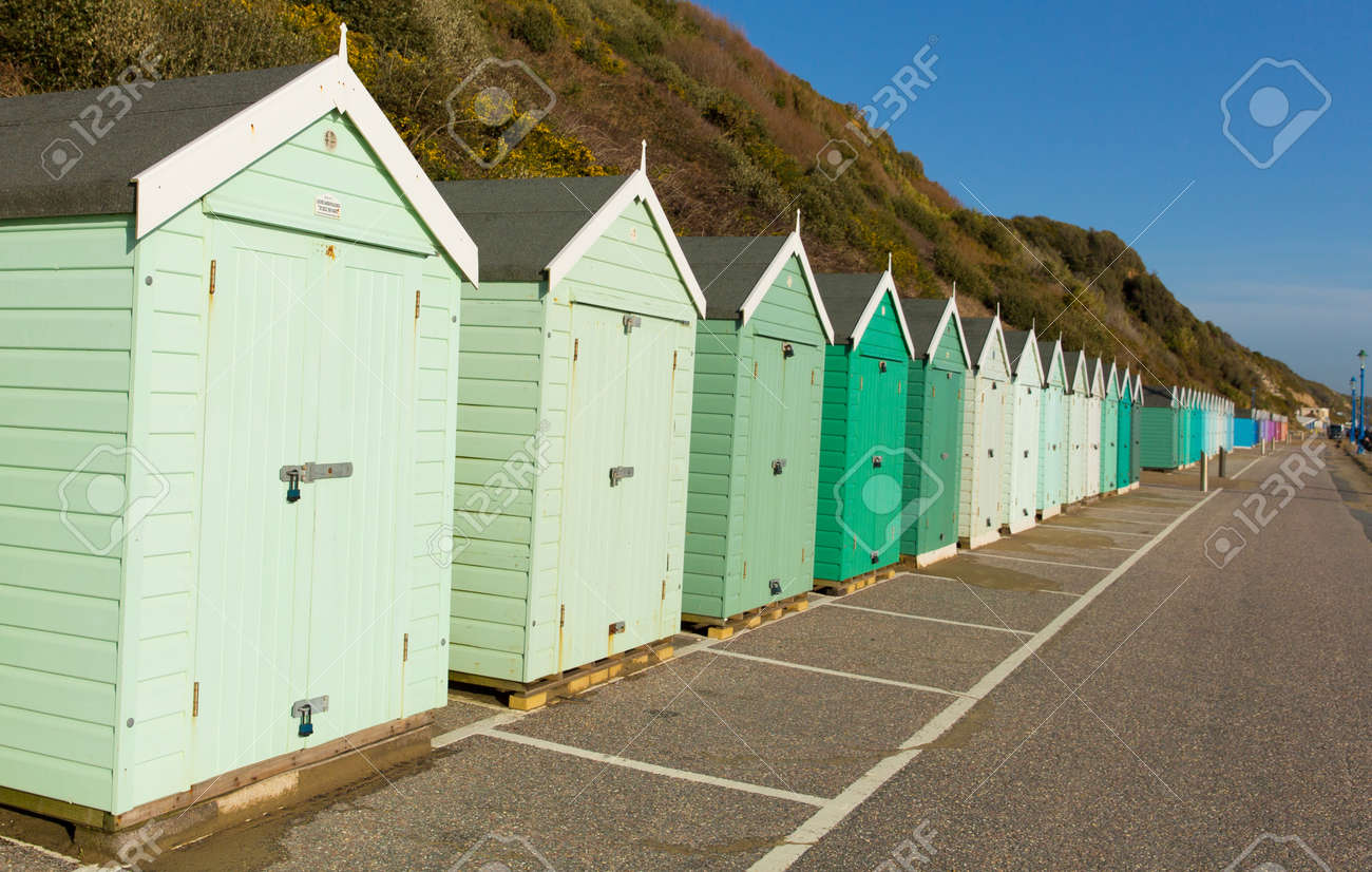 青空伝統的な英語の構造と避難所の海辺で見つけた行の緑の光のビーチ小屋 の写真素材 画像素材 Image