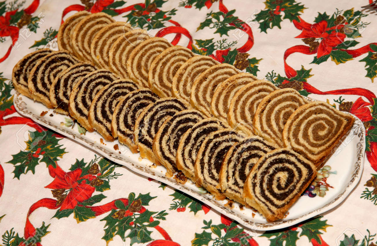 Dolci Natalizi Ungheresi.Immagini Stock Beigli E La Famosa Torta Di Natale Ungherese Image 50361837