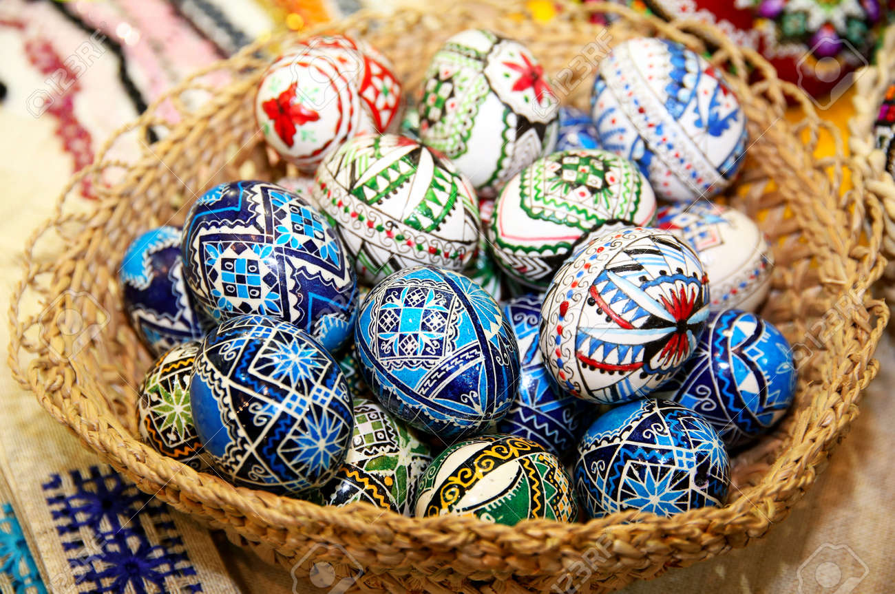 ブダペスト市場ホールでお祭りのシンボルとしてバスケットの販売のためブダペスト ハンガリー 16 年 3 月 4 日 手作りカラフルな イースターエッグ の写真素材 画像素材 Image