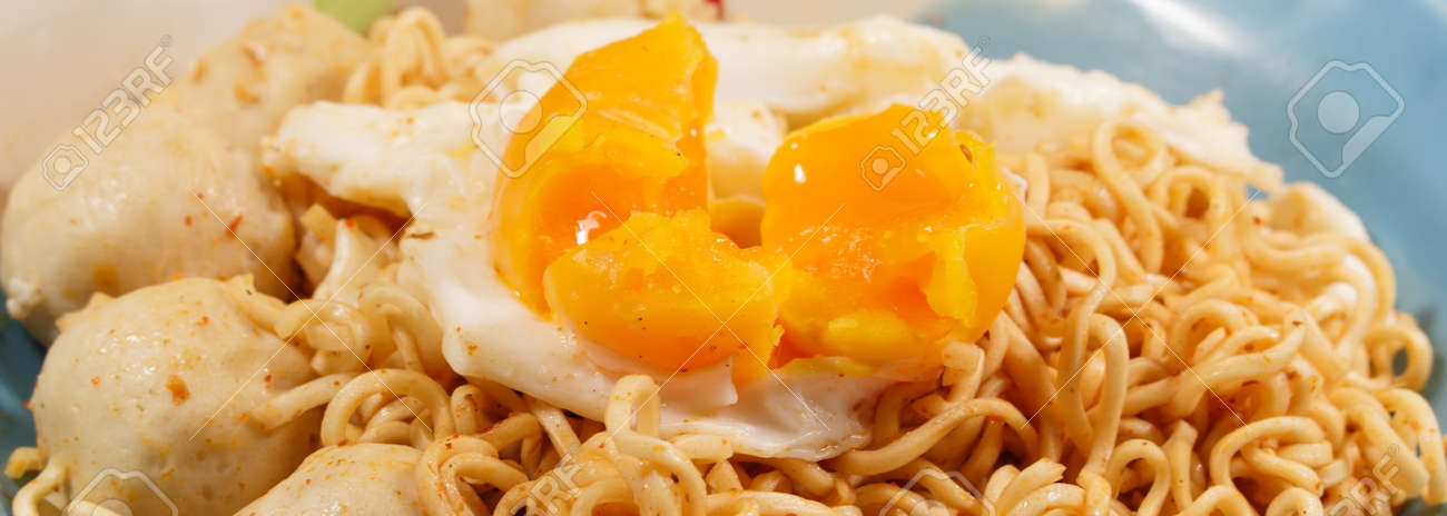 ママ麺 卵 美味しいミートボール の写真素材 画像素材 Image