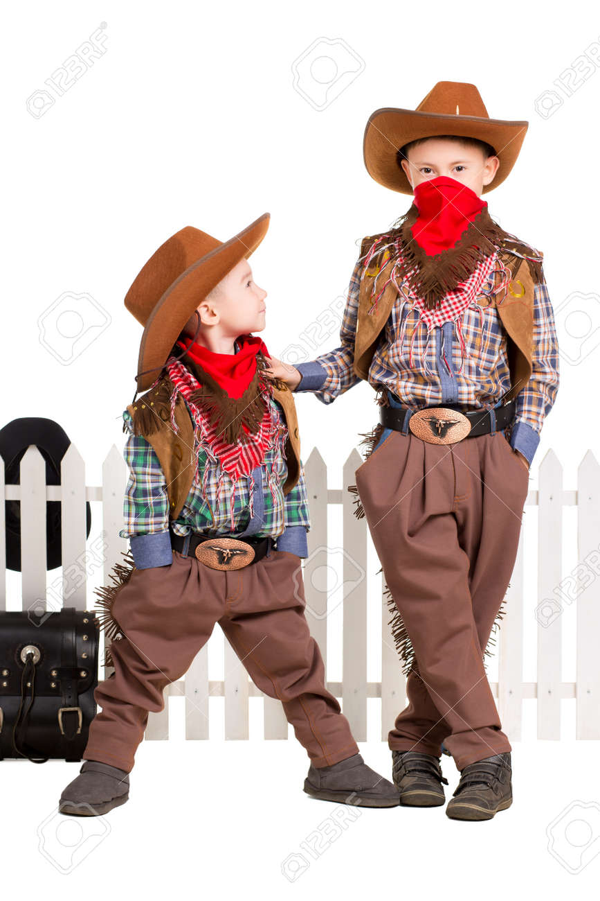 Dos Niños Que Presentan En Trajes De Vaquero. Aislados En Blanco Fotos, Retratos, Imágenes Y Fotografía Archivo Libres De Derecho. Image 26505660.