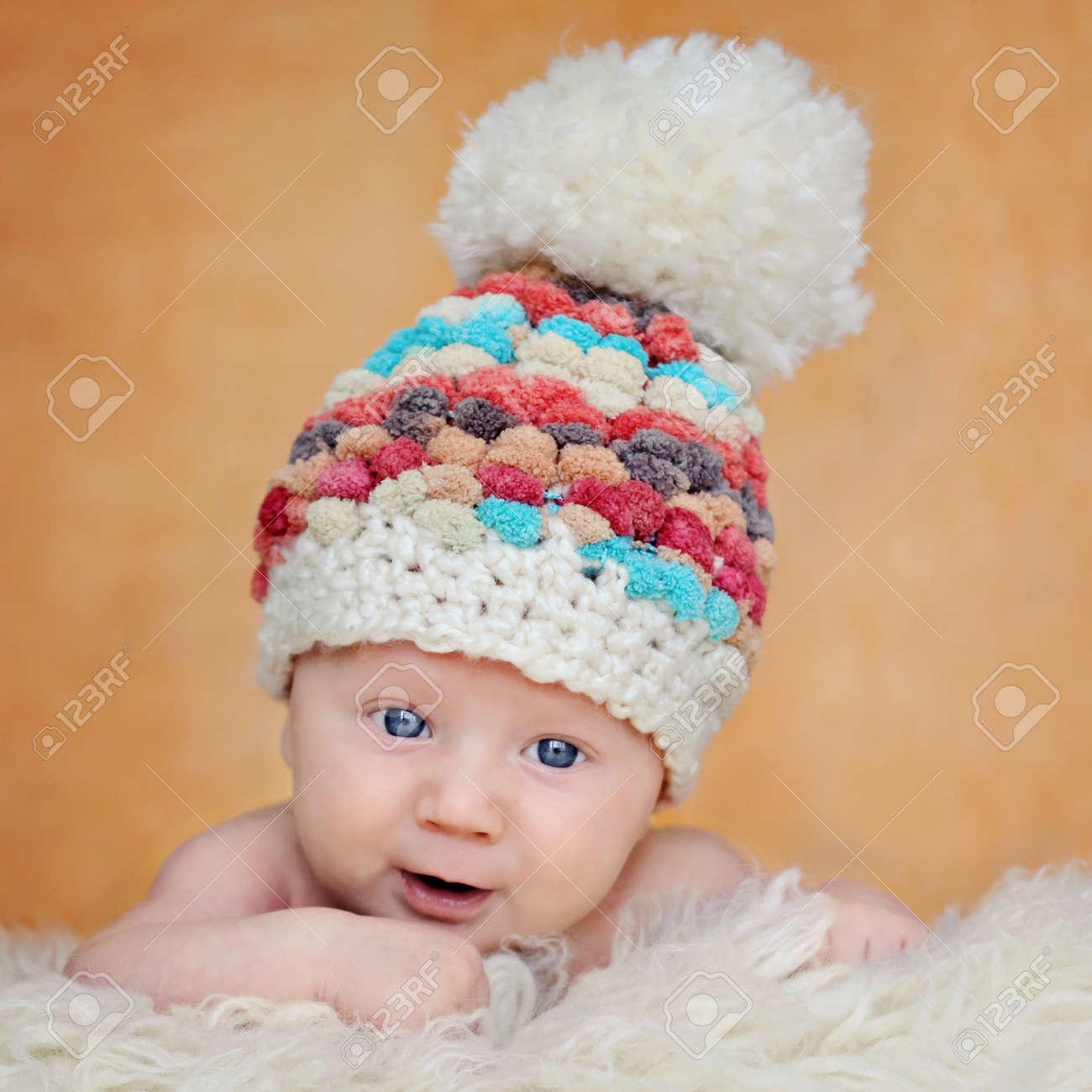好奇心が強い 幸せ 2 ヶ月の赤ちゃんかわいい帽子 の写真素材 画像素材 Image
