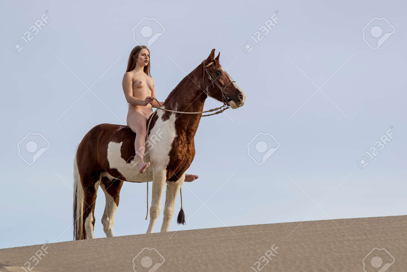 Eine Nackte Weibliche Modell Ihr Pferd Durch Die Mojave-Wüste Reiten  Lizenzfreie Fotos, Bilder und Stock Fotografie. Image 68029315.