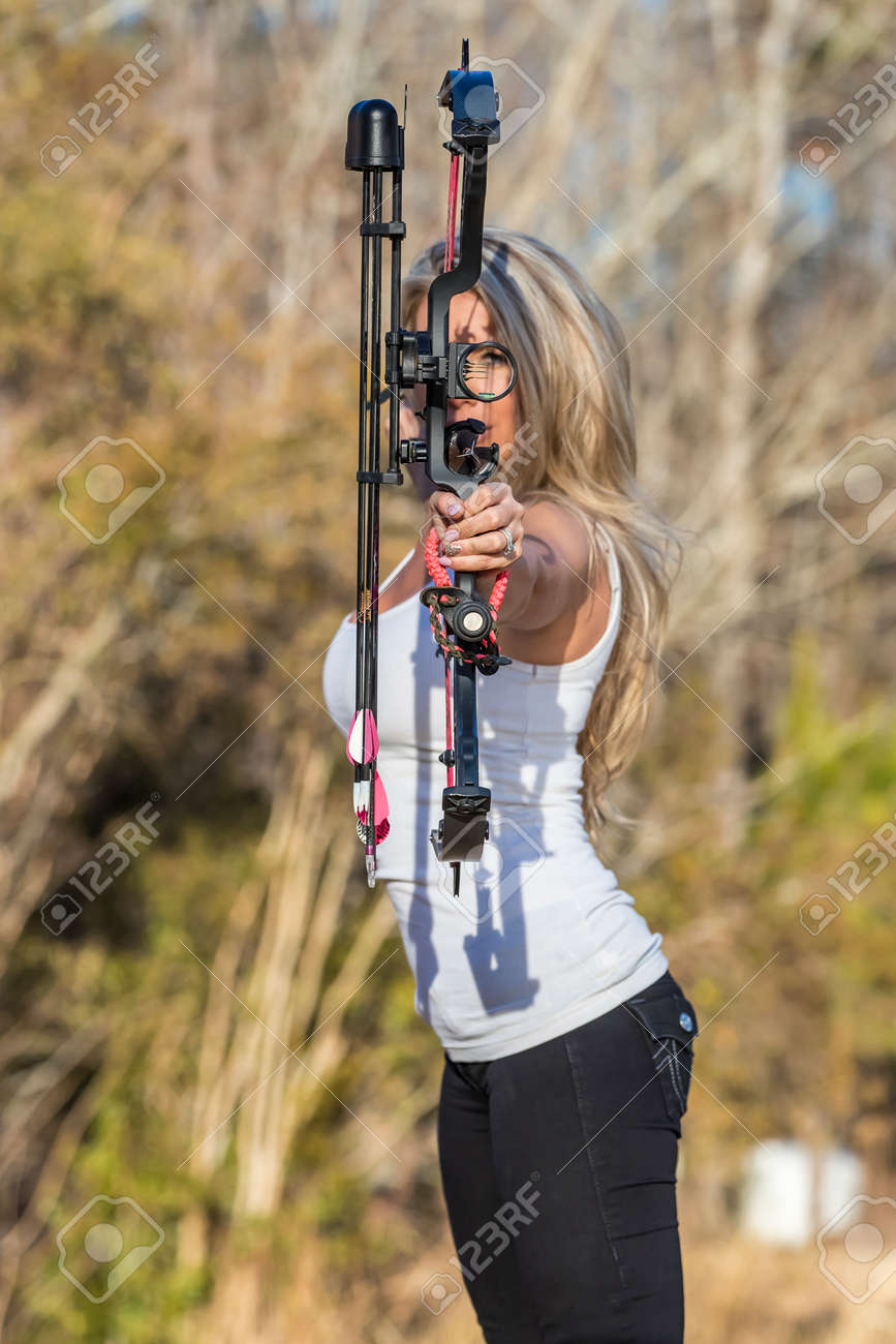 屋外で弓と矢でポーズをとる美しいブロンドモデル の写真素材 画像素材 Image