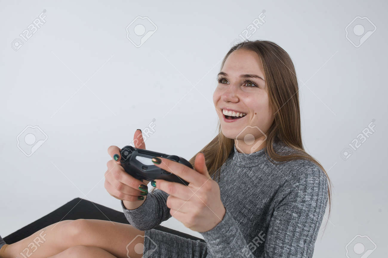 ビデオ ゲームをプレイ遣い関与する女の子 の写真素材 画像素材 Image