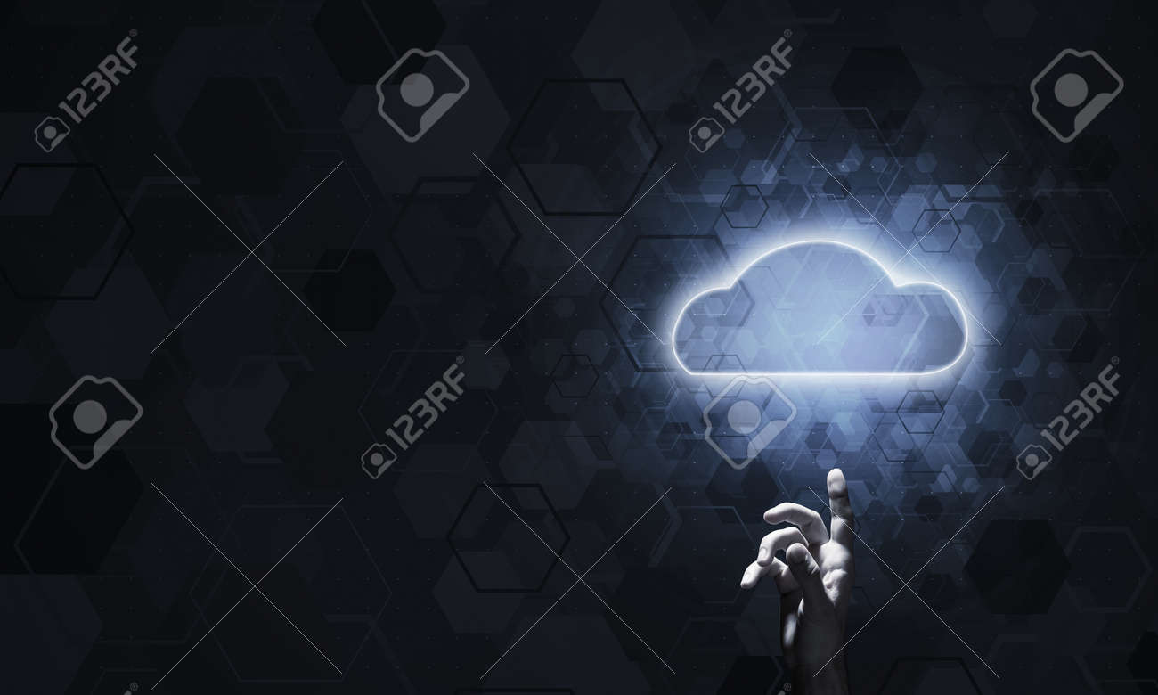 暗い背景に明るい雲を指している手をマンします の写真素材 画像素材 Image