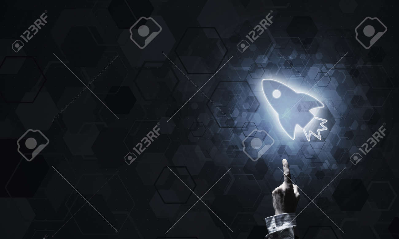 暗い背景に光のロケットを指している手をマンします の写真素材 画像素材 Image 8624