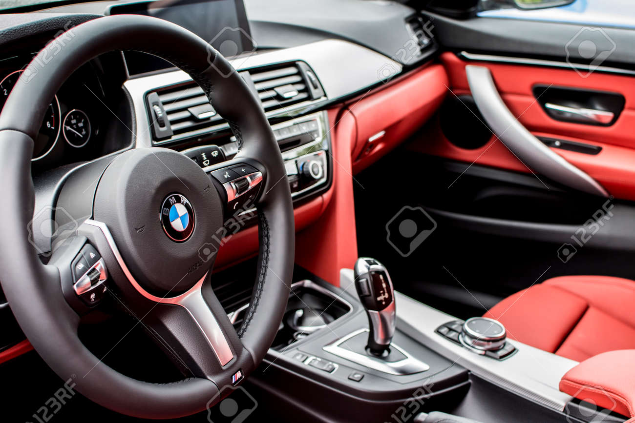 Deggendorf, Deutschland - 23. APRIL 2016: Rotes Leder-Interieur ... Deggendorf, Deutschland - 23. APRIL 2016: Rotes Leder-Interieur ...