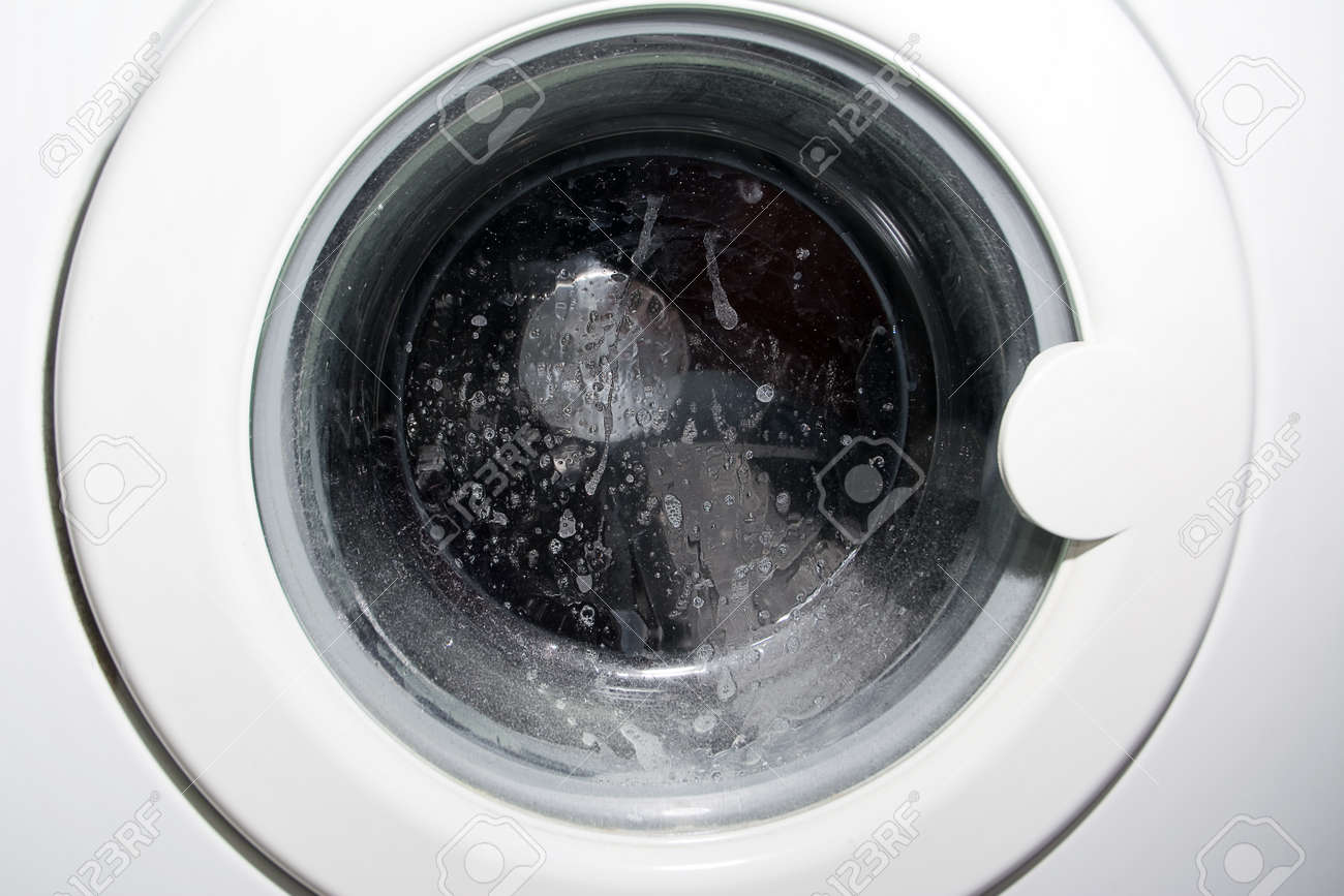 Waschmaschine In Aktion Mit Dem Schaum Auf Der Glastur Lizenzfreie Fotos Bilder Und Stock Fotografie Image 37653043