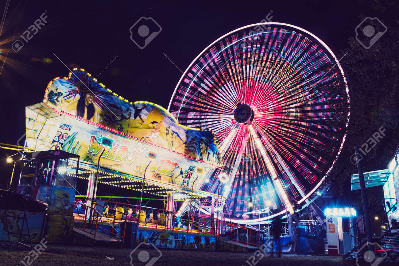 露出　観覧車 夜の遊園地の観覧車の露出の写真素材・画像素材 Image 69719628