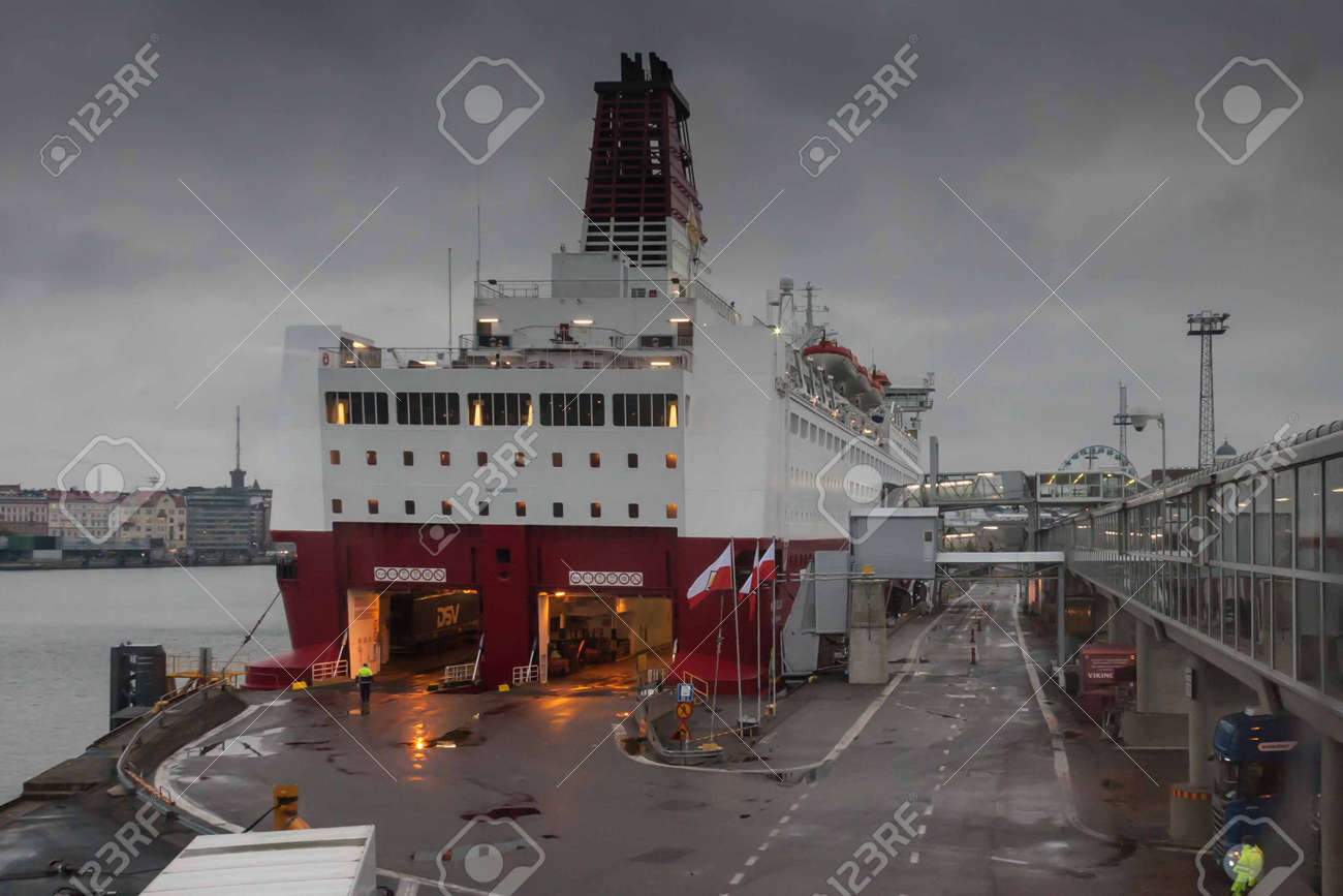 ヘルシンキ フィンランド 10 月 25 日 フェリーのバイキング ラインは 16 年 10 月 25 日 フィンランドのヘルシンキの都市の港で係留に係留します バイキング ラインのフェリーはヘルシンキとストックホルム間の定期便運航を作る の写真素材 画像素材 Image