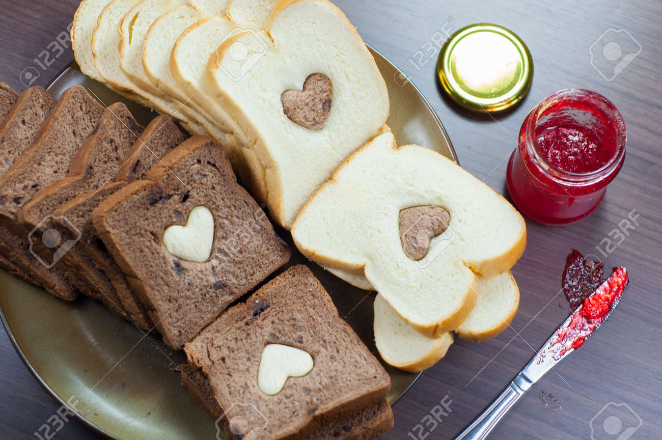 写真愛パン パン バレンタイン 写真愛おいしいパンのスライスいちごジャム甘味料 愛情の微妙な違いを飾るために適して の写真素材 画像素材 Image