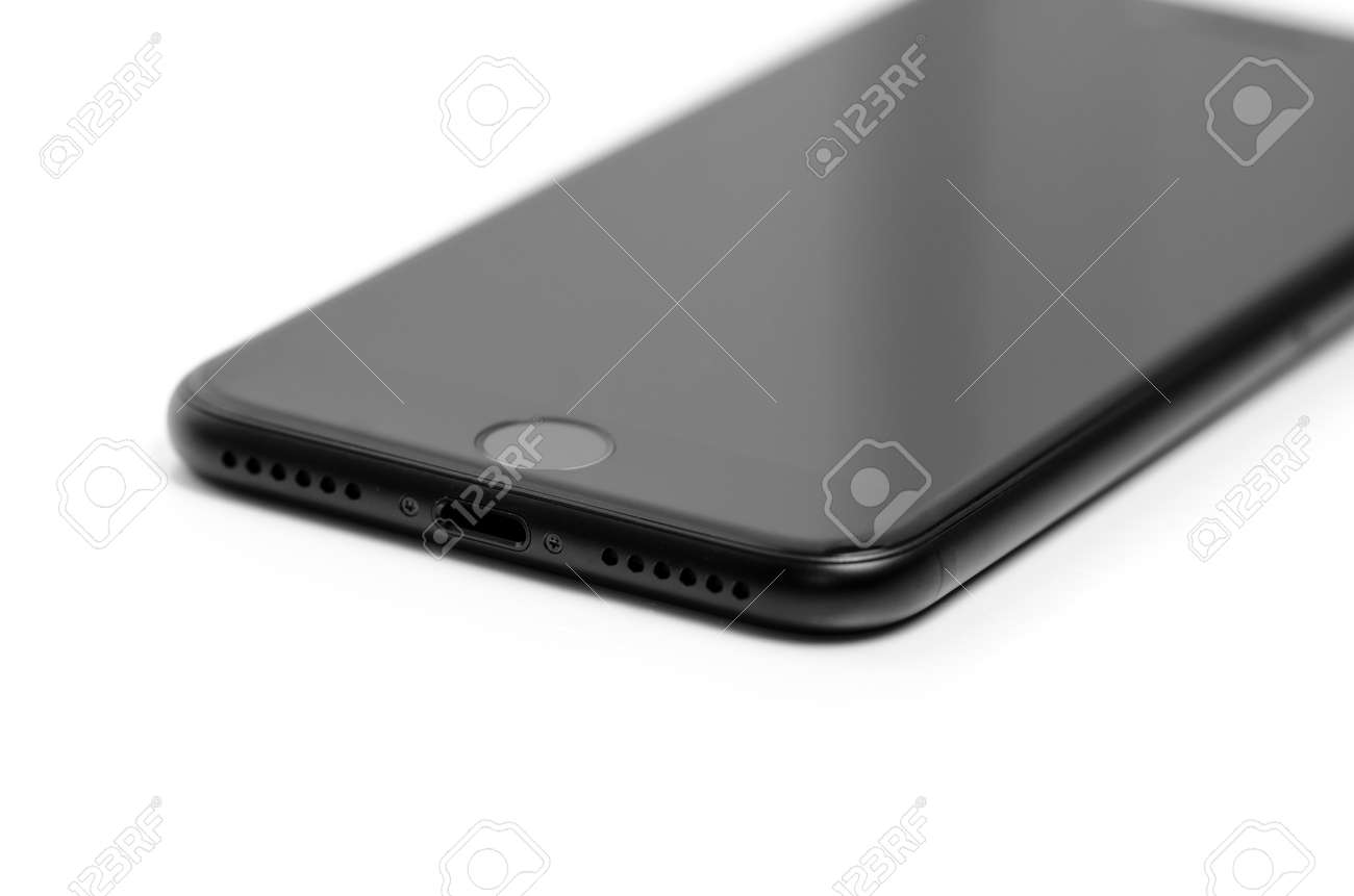 Iphone 7 黒雷とステレオのスピーカーを白で隔離のマットの新しいアップル製品の詳細 の写真素材 画像素材 Image