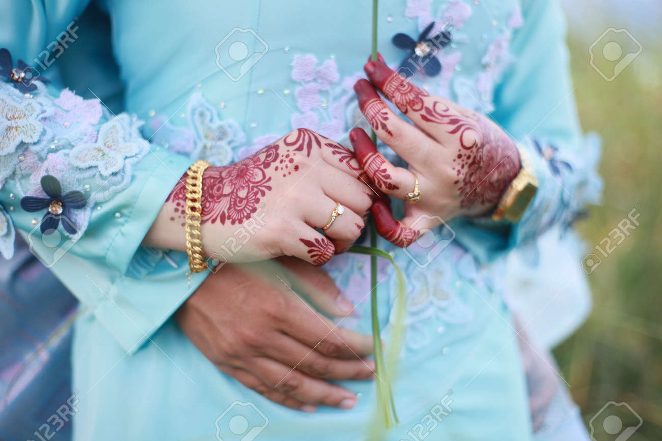 Pin By Dreaming Boy On Muslim Couple Couple Hands Muslim Couples Wedding