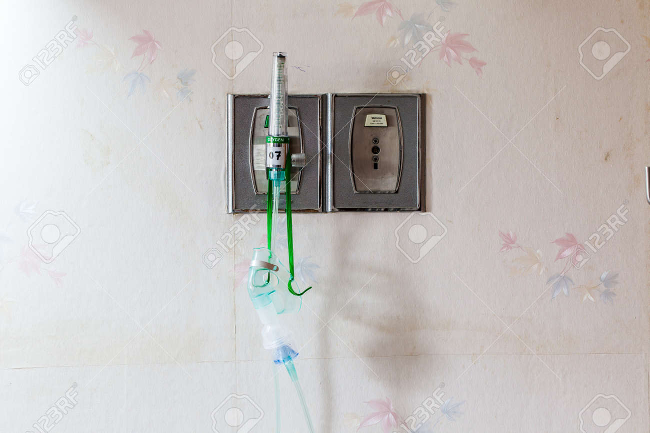 Mascara De Oxigeno Medico Y Valvula De Ajuste En La Pared Fotos