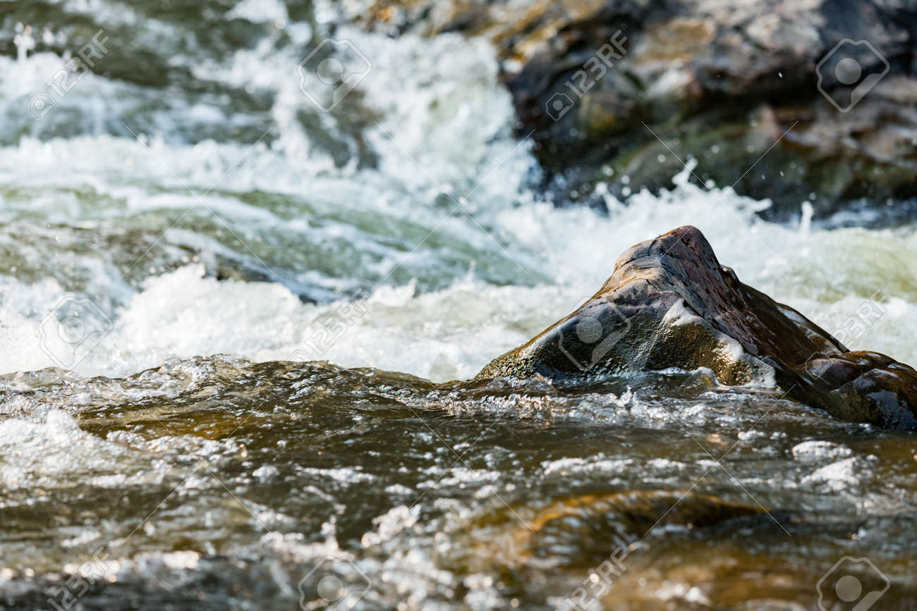 旅行の魅力で 川の水の急流が付いている石のクローズ アップ の写真素材 画像素材 Image