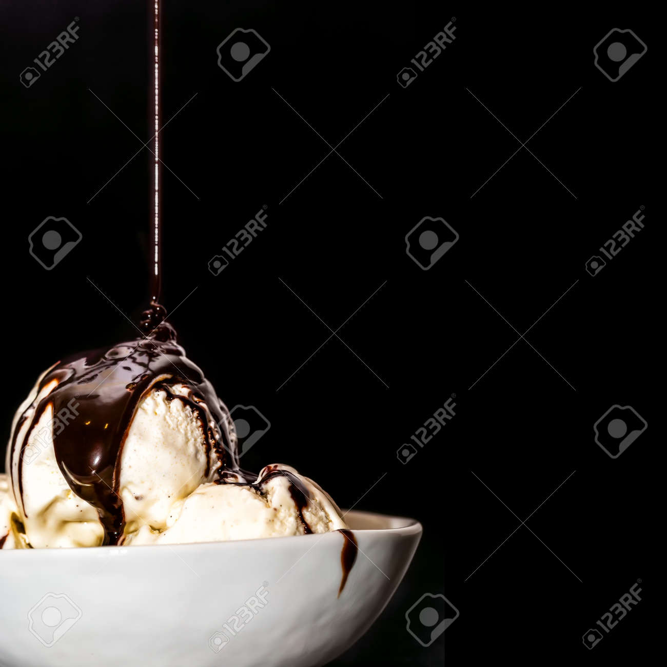 バニラアイス クリームとチョコレート ソース上上の小雨のボウル 黒のテキストのための部屋の上に分離 の写真素材 画像素材 Image バニラアイス クリームとチョコレート ソース上上の小雨のボウル 黒のテキストのための部屋の上に分離 の写真素材 画像素材 Image