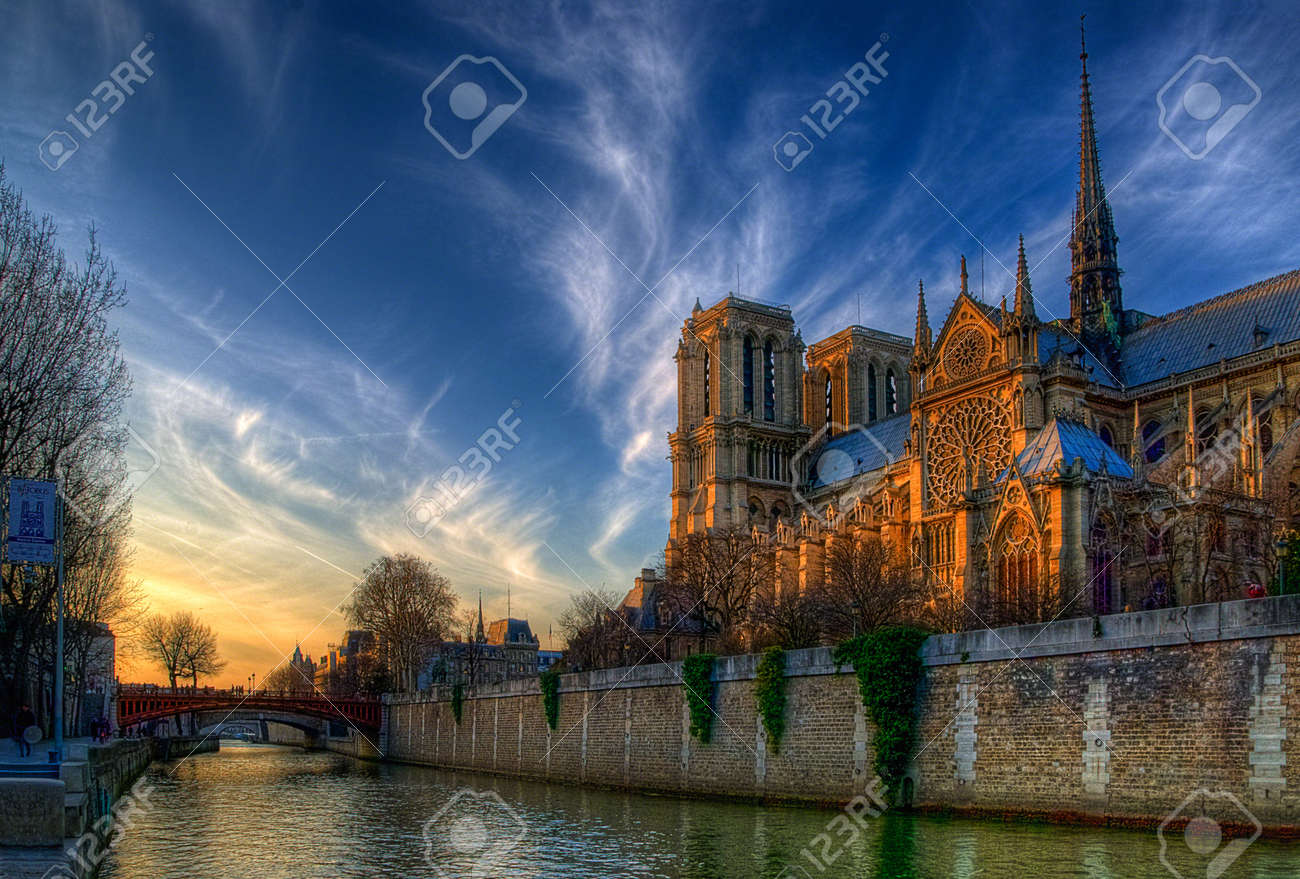 Auf Der Seine In Der Dammerung Notre Dame De Paris Dieser Hdr Wurde Aus 3 Fotos Gemacht 2 Stopps Lizenzfreie Fotos Bilder Und Stock Fotografie Image 62318360
