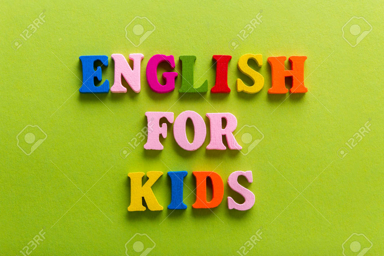 青色の背景にアルファベットの色木製文字の英語の単語 の写真素材 画像素材 Image