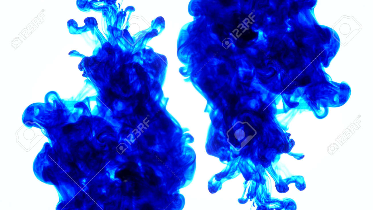 水の青インク 創造的なスローモーション 白地 の写真素材 画像素材 Image