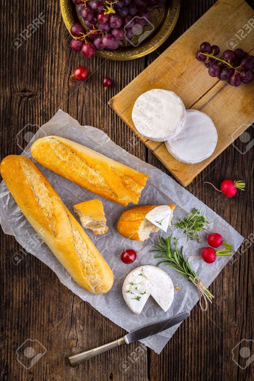 白カビのチーズの平面図です カマンベールやブリーの型 大根 ぶどうとバゲット 健康的な朝食 の写真素材 画像素材 Image