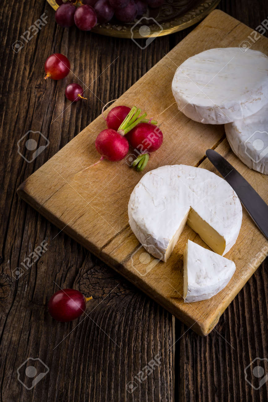 白カビをチーズします カマンベールやブリーの型 大根とブドウ 健康的な朝食 の写真素材 画像素材 Image