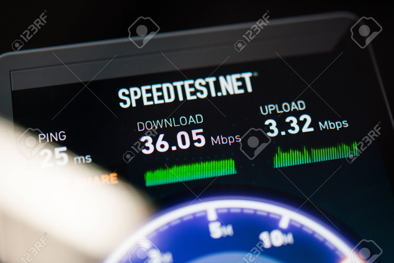 뉴욕 - 11 월 13 일 인터넷 속도 테스트를 보여주는 Speedtest Net App의 기본 화면 Speedtest Net은 전  세계의 지리적으로 분산 된 수백 대의 서버에 대해 인터넷 속도를 테스트하는 세계 Nr 1